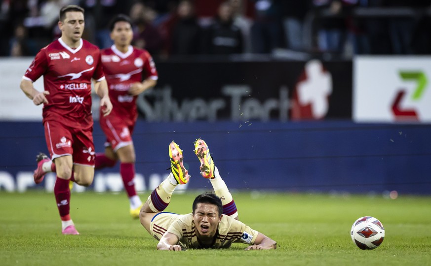 Takuma Nishimura (SFC) (unten) kaempft um den Ball im Fussball Meisterschaftsspiel der Swiss Super League zwischen Winterthur, FCW, und Servette, SFC, vom $Saturday$, 30. $March$ 2024 in Schuetzenwies ...