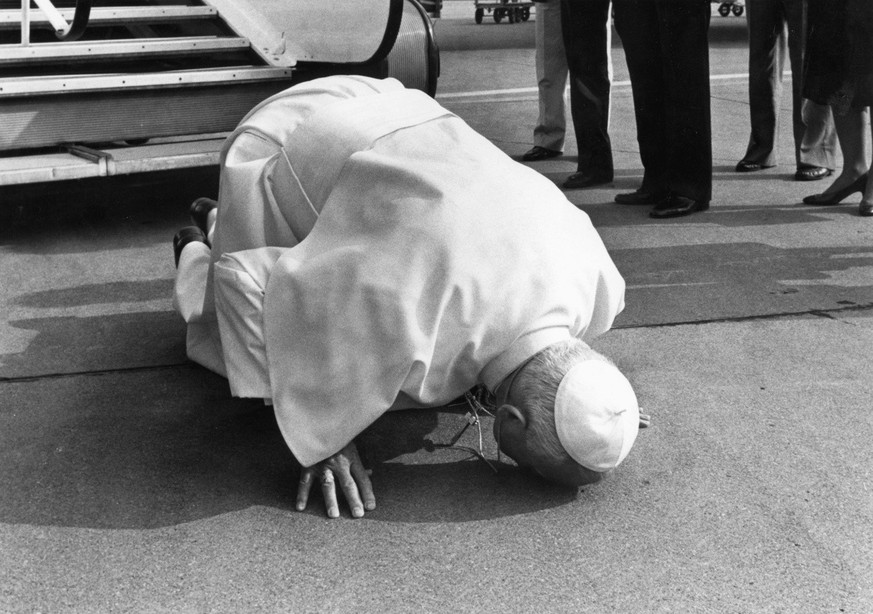 SCHWEIZ BESUCH PAPST JOHANNES PAUL II
Pope John Paul II. kisses the Swiss ground at the airport Zurich-Kloten, June 12, 1984. The Pontiff is on a six-day pastoral visit to Switzerland. (KEYSTONE/Str)  ...