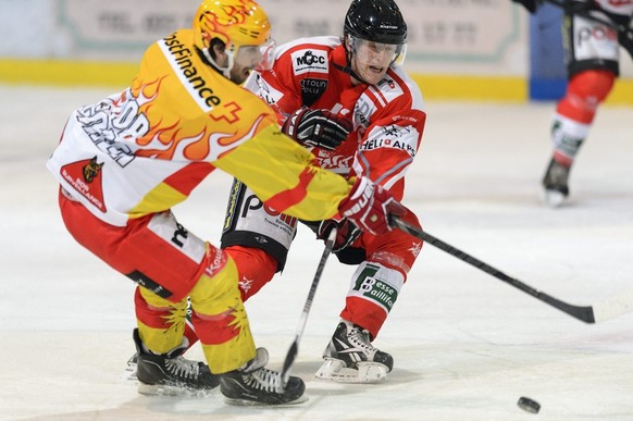 Le top scorer sierrois Victor Barbero, gauche, lutte pour le puck avec le joueur martignerains Rolf Portmann, droite, lors du match de National League B, LNB, du championnat suisse de hockey sur glace ...