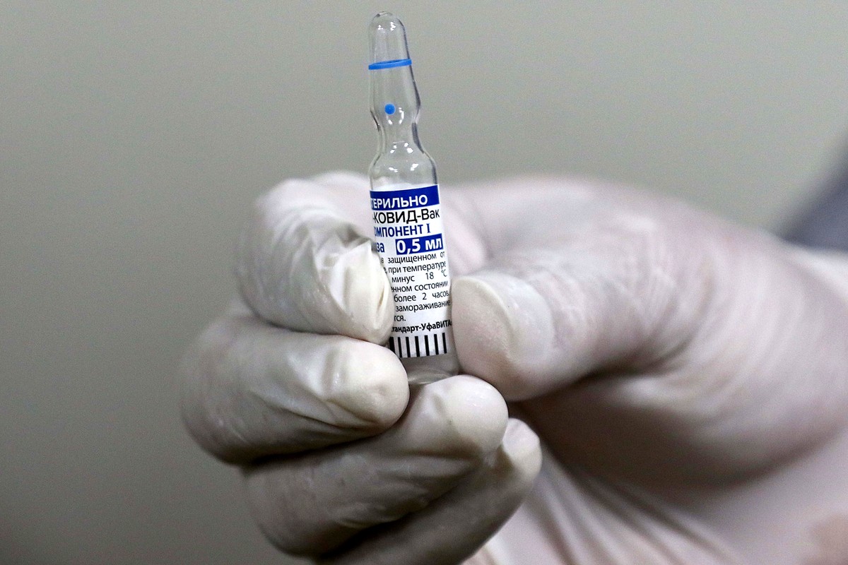 epa09111907 A health worker shows a dose of the Russian Sputnik V COVID-19 vaccine at a private hospital in Karachi, Pakistan, 02 April 2021. Private sector companies have started importing Russia ...
