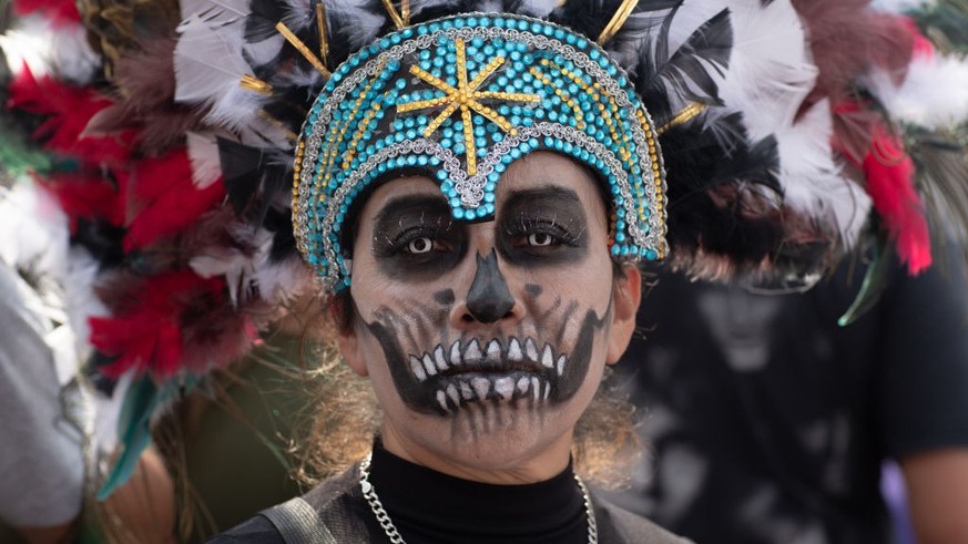 TEPITO, MEXICO - NOVEMBER 01: A young girl dressed in a &#039;Day of the Dead&#039; costume poses for a photo on November 01, 2022 in Tepito, Mexico. People from across the city go to Tepito, the most ...