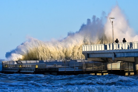epa12615265 Waves hit the coast during a storm on the Baltic Sea in Kolobrzeg, northwestern Poland, 28 December 2025. The Institute of Meteorology and Water Management issued a warning about strong wi ...