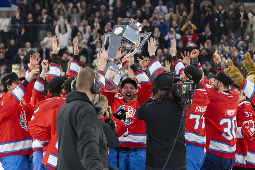 epa11906247 Patrick Geering (ZSC) celebrates with the trophy after winning the Champions Hockey League final game between Switzerland&#039;s ZSC Zurich and Sweden&#039;s Farjestad Karlstad, at the Swi ...