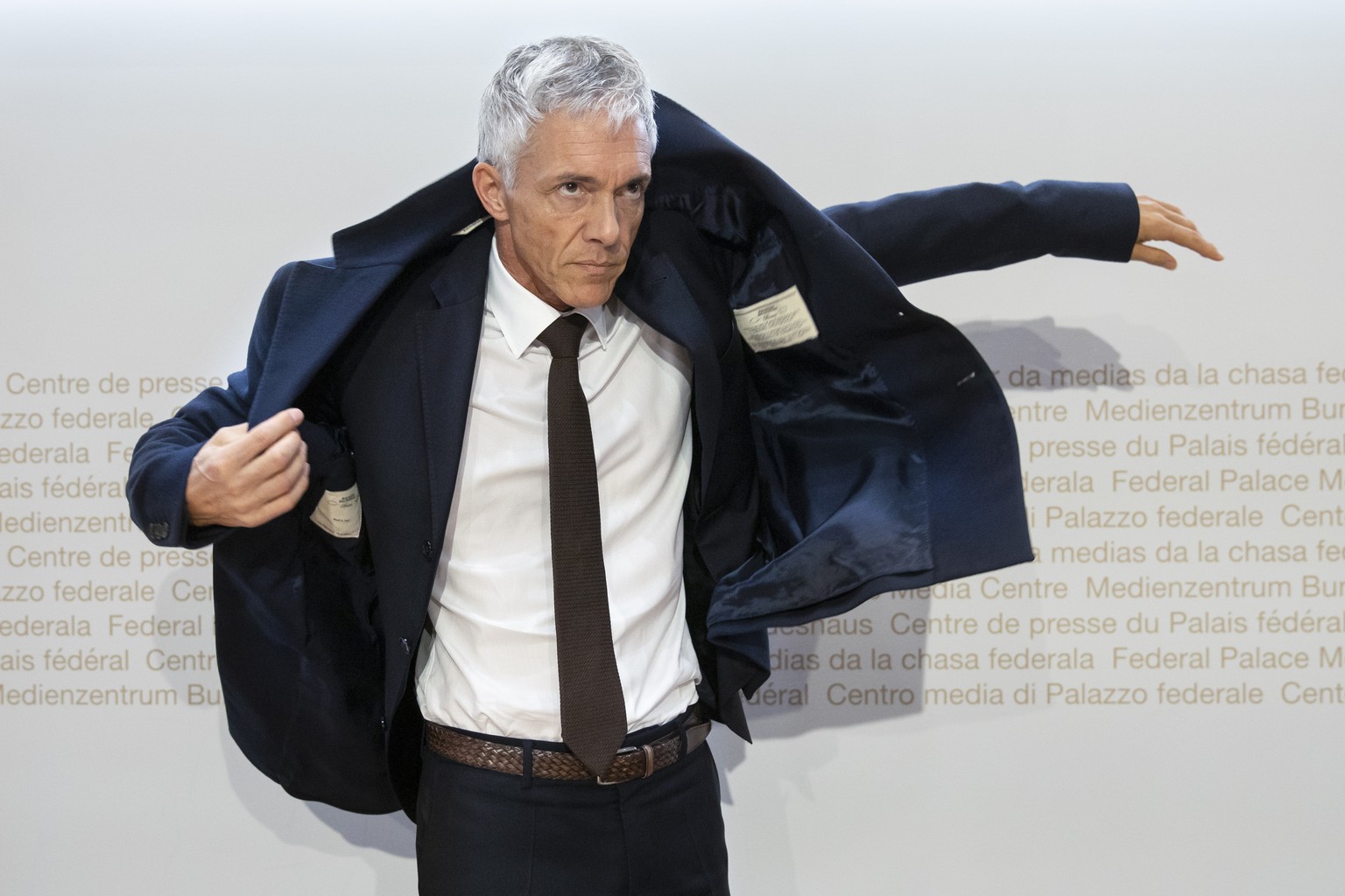 Quality Repeat: Swiss Federal Attorney Michael Lauber puts on his jacket at the end of a media conference at the Media Centre of the Federal Parliament in Bern, Switzerland, on Friday, 10 May 2019. Fe ...