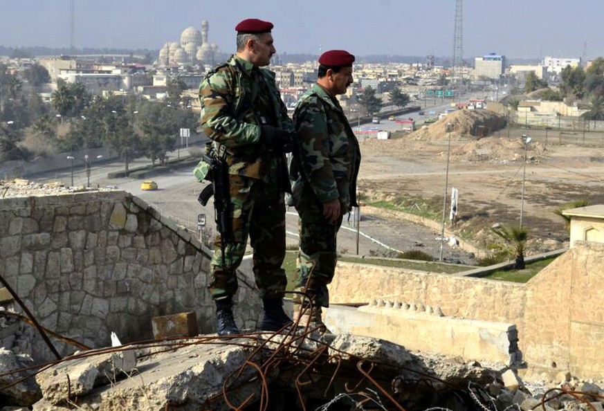 Irakische Soldaten inspizieren die Ruinen des Grab des Propheten Jonas im befreiten Osten Mossuls (26.01.2017).