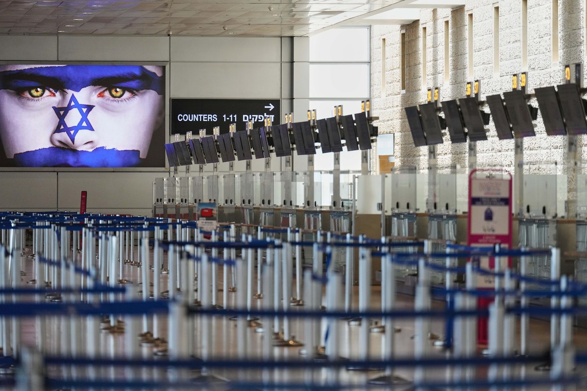Israel's Ben Gurion Airport is empty of passengers following an Israeli military strike on Iran, in Lod, near Tel Aviv, Israel, Friday, June 13, 2025. (AP Photo/Ariel Schalit)
APTOPIX Israel Mide ...