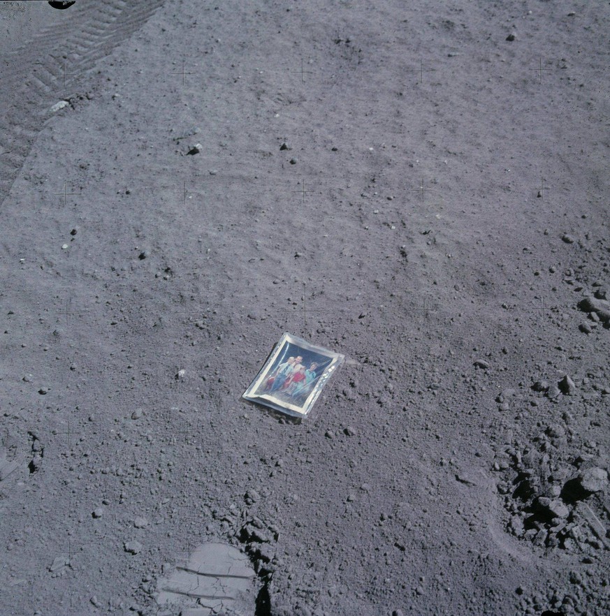 Astronaut Charles Duke platzierte 1972 ein Bild seiner Familie auf dem Mond, welches er danach fotografierte. Das Foto ist noch immer «da oben».