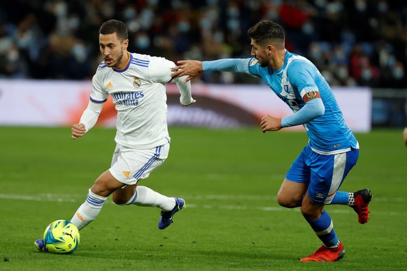 epa09569034 Real Madrid&#039;s Eden Hazard (L) in action against Rayo Vallecano&#039;s Alejandro Catena during the Spanish LaLiga soccer match between Real Madrid and Rayo Vallecano at Santiago Bernab ...