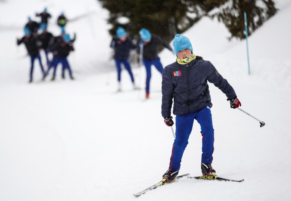 De jeunes skieurs de fond venus de Mongolie s&#039;entrainent ce mardi 16 janvier 2018 au Chenit proche du Col du Marchairuz. 15 skieurs Mongols ages de 12 a 15 ans sont encadres pour deux semaines da ...