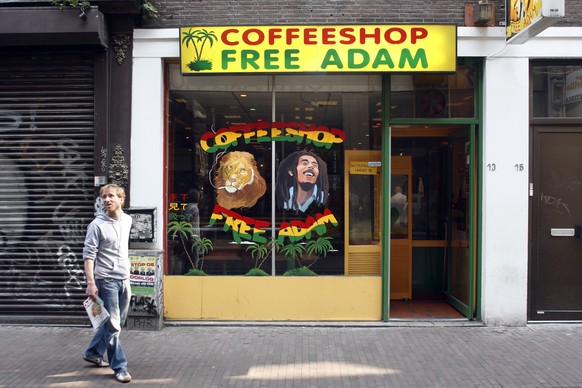 A man walks past the coffeshop &quot;Free Adam&quot; in Amsterdam in the Netherlands, pictured on April 16, 2007. (KEYSTONE/Alessandro Della Bella)