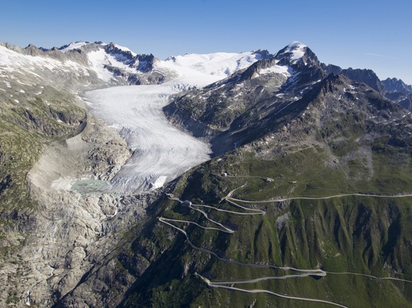 Der Klimawandel lässt nicht nur den Rhonegletscher schmilzen. Die Gletscher-Initiative will deshalb die Treibhausgasemissionen der Schweiz bis 2050 auf Null senken. (Archivbild)