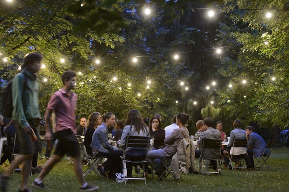 Des spectateurs ecoutent de la musique a l&#039;occasion de la 24e edition de la Fete de la Musique, ce vendredi 19 juin 2015 a Geneve. Plus de 200&#039;000 melomanes sont attendus entre vendredi et d ...