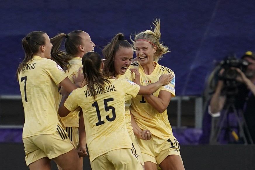 Belgium&#039;s Tine De Caigny, 2nd right, celebrates after scoring the opening goal during the Women Euro 2022 group D soccer match between Italy and Belgium at the Manchester City Academy Stadium, in ...