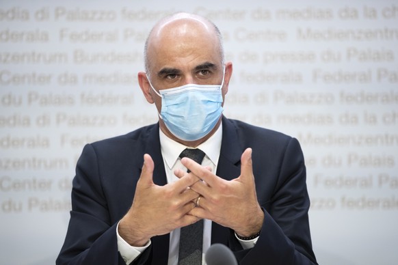 Bundesrat Alain Berset spricht waehrend einer Medienkonferenz des Bundesrates zur aktuellen Lage im Zusammenhang mit dem Coronavirus, am Mittwoch, 21. April 2021, in Bern. (KEYSTONE/Peter Klaunzer)