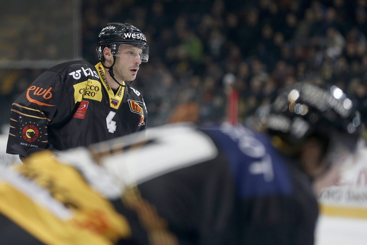 Berns Mark Streit im Meisterschaftsspiel der National League A zwischen dem SC Bern und den SCL Tigers am Freitag, 21. Dezember 2012, in der PostFinance Arena in Bern. (KEYSTONE/Peter Klaunzer)
