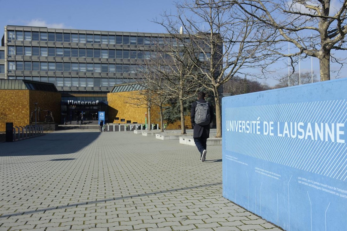 Un etudiant marche devant le batiment l'Internef sur le campus de l' Universite de Lausanne, UNIL, apres une conference de presse de la nouvelle Direction de l'UNIL sur son plan d' ...