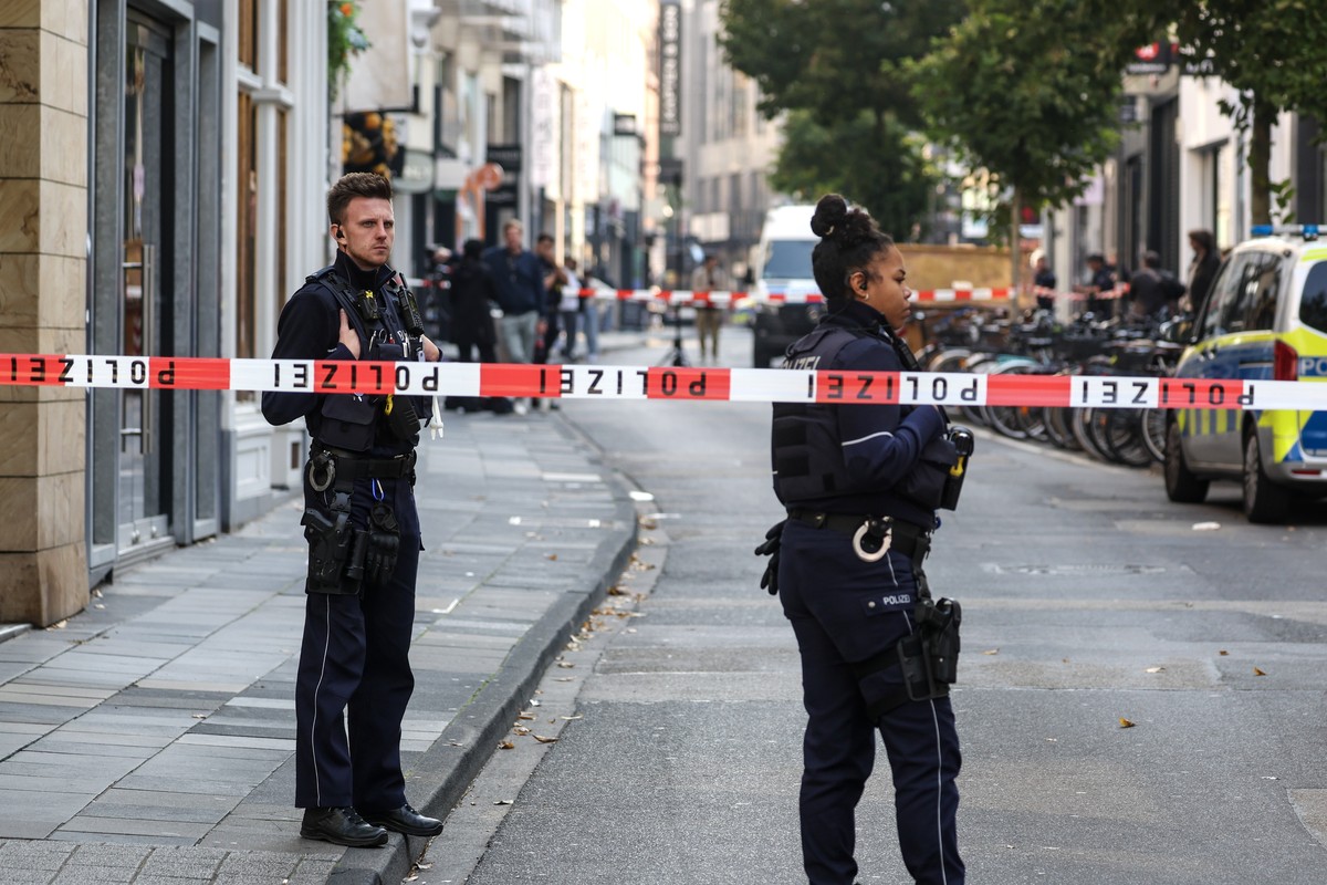 epa11611261 Police officers stand guard at a cordoned off area following an explosion at a clothing store in the center of Cologne, Germany, 18 September 2024. The location is close to the site where  ...