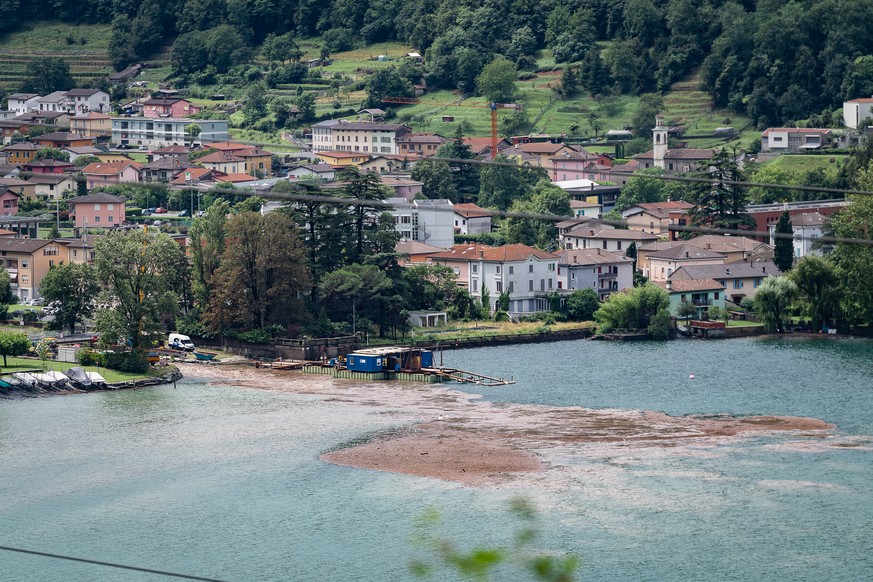Nach anhaltenden und ergiebigen Regenfaellen sind einzelne Strassen im Tessin blockiert, der Verkehr behindert und bei Capolago am Luganersee hat sich Schwemmholz angesammelt am Dienstag, 27. Juli 202 ...
