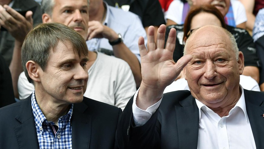 Der designierte neue FC Basel Praesident Bernhard Burgener , links, und Fussballlegende Karl Odermatt, rechts,.an der Generalversammlung des FC Basel 1893 im St. Jakob-Park in Basel am Freitag, 9. Jun ...