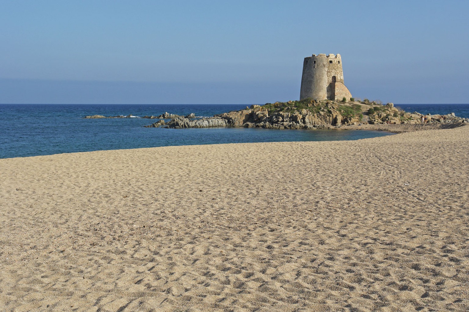 (Sand-)Burg mit Panoramablick: Der Strand von Torre di Bari.