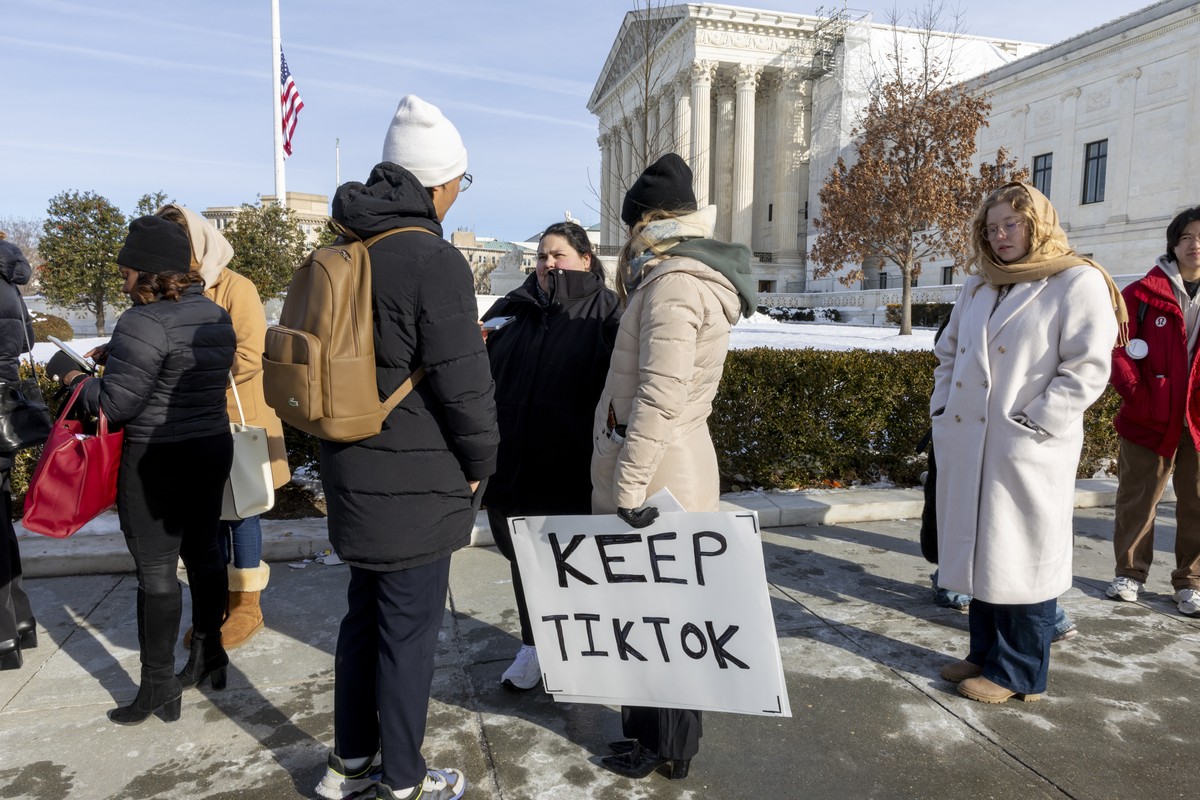 epa11817101 People wait in line to view oral arguments in TikTok vs. Merrick Garland at the Supreme Court in Washington, DC, USA, 10 January 2025. TikTok's legal team argues that the Biden admini ...