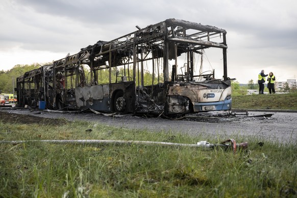 Ein ausgebrannter Bus der VBZ in der Naehe der ETH Zuerich, aufgenommen am Dienstag, 2. Mai 2023 in Zuerich. (KEYSTONE/Ennio Leanza)