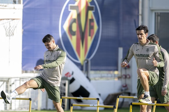 epa12545629 Villarreal CF&#039;s players Manor Solomon (L) and Gerard Moreno (R) during the training of the team held in Villarreal, Castellon, Spain on 24 November 2025 to prepare their next UEFA Cha ...