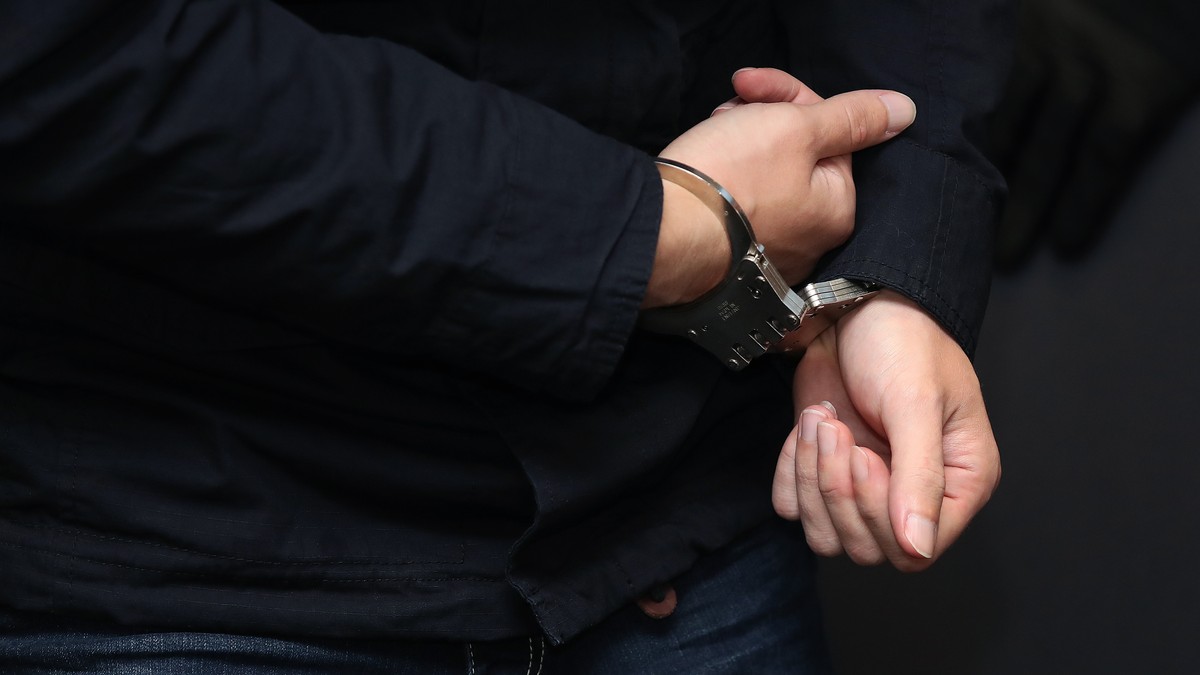 29.07.2020, Sachsen-Anhalt, Magdeburg: Der Angeklagte Stephan Balliet wird vor dem vierten Prozesstag in Handschellen in den Gerichtssaal gebracht. Die Bundesanwaltschaft wirft dem Mann 13 Straftaten  ...
