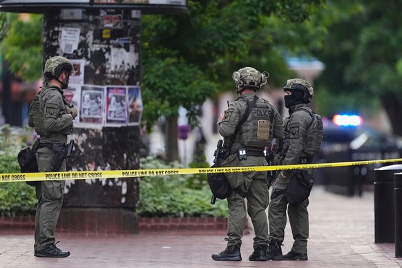 Law enforcement officials investigate after an attack on the Pearl Street Mall, Sunday, June 1, 2025, in Boulder, Colo. (AP Photo/David Zalubowski)
APTOPIX Boulder Attack