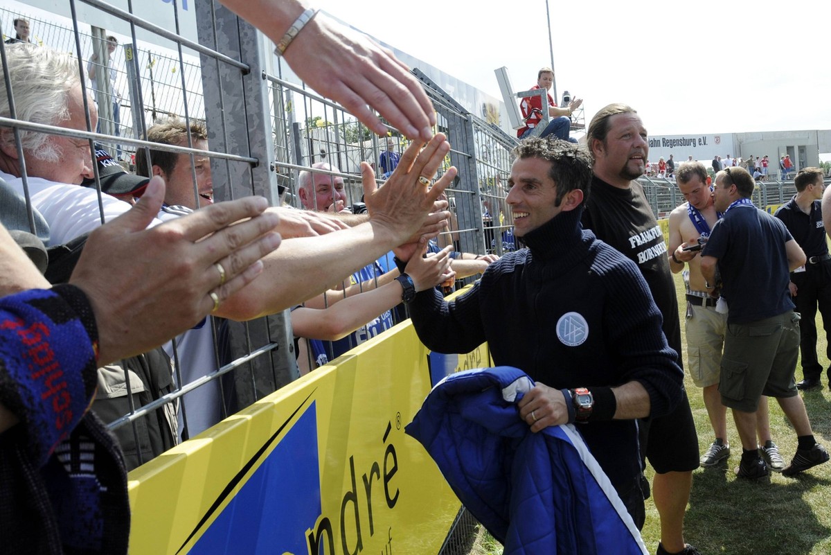 Bildnummer: 03714157 Datum: 31.05.2008 Copyright: imago/Hartenfelser
Der FSV Frankfurt feiert den Aufstieg in die 2. Liga - Trainer Tomas Oral bedankt sich bei den Fans; Thomas, quer, Aufstiegsfeier,  ...