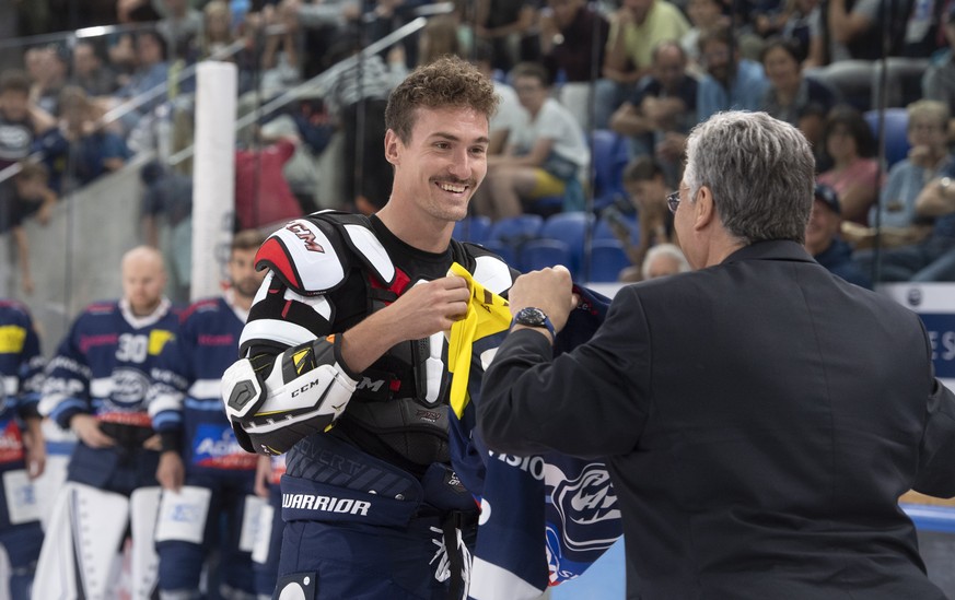 Der Spieler Laurent Dauphin und der Praesident des HC Ambri Priotta Filippo Lombardi anlaesslich der Praesentation der Mannschaft von Ambri, am Sonntag, 6. August 2023, in Ambri. (KEYSTONE/Ti-Press/ F ...