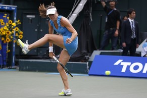 Hingis verzaubert das Publikum mit ihren Schlägen.