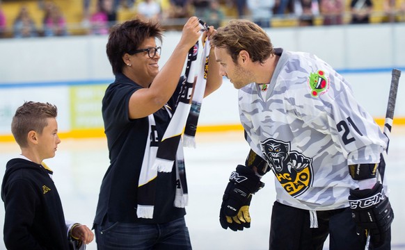 Der neue HC Lugano Spieler Janick Steinmann, rechts, wird offiziell begruesst durch Klub-Praesidentin Wicky Mantegazza, Mitte, vor dem ersten Eistraining des HC Lugano am Sonntag, 3. August 2014, in L ...