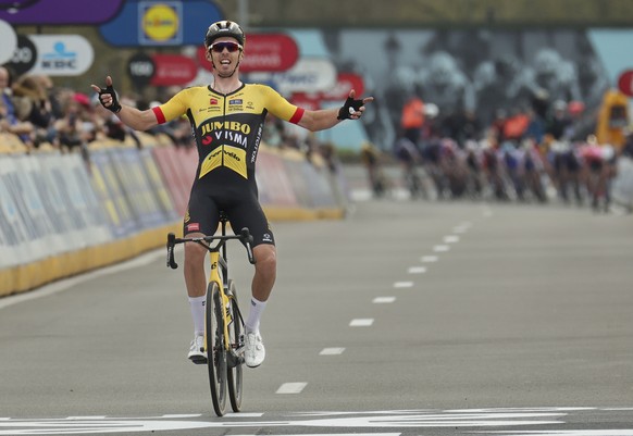 epa10548864 France&#039;s Christophe Laporte of the Jumbo Visma team wins the Dwars door Vlaanderen cycling race, over 183.7km from Roeselare and to Waregem, Belgium, 29 March 2023. EPA/OLIVIER MATTHY ...