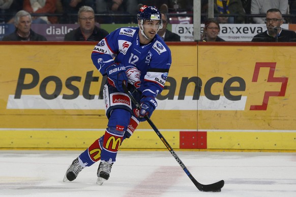 Zuerich, 09.10.2015, Eishockey NLA - ZSC Lions - HC Davos, Luca Cunti (ZSC). (Marc Schumacher/EQ Images)