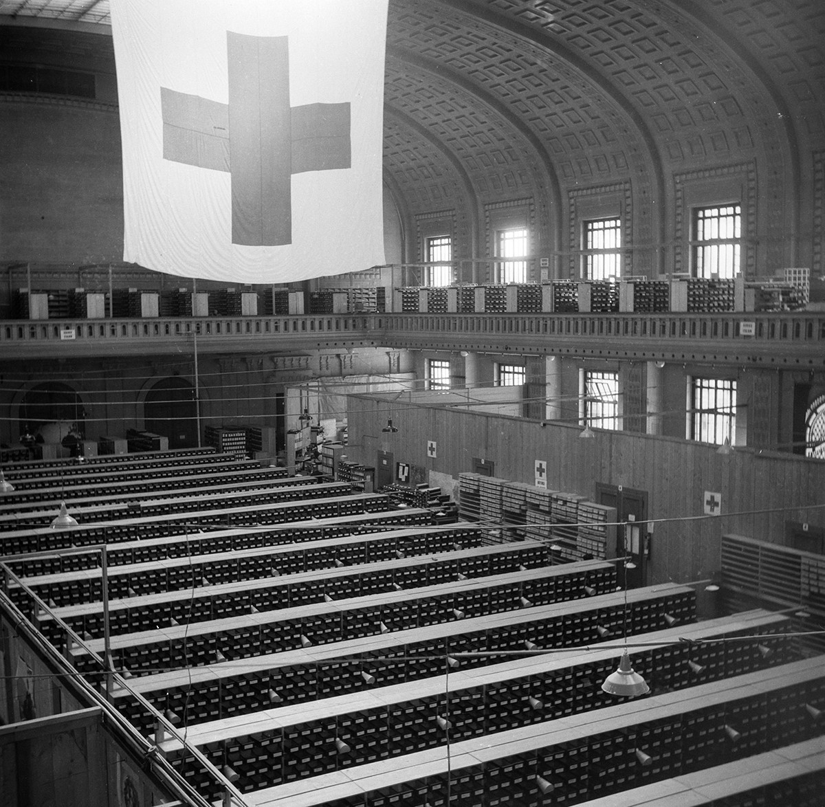 L'Office central des prisonniers de guerre dans le Bâtiment électoral de Genève après la Seconde Guerre mondiale, 1946.
https://commons.wikimedia.org/wiki/File:Interieur_van_het_kantoor,_Bestandd ...