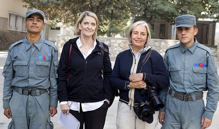 Wurde während einer Foto-Reportage in Afghanistan erschossen: Anja Niedringhaus (2. von rechts) – der Täter soll nun nicht mehr hingerichtet werden.&nbsp;