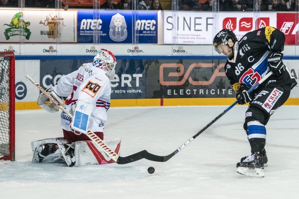 SC Rapperswil-Jona Lakers Torhueter Noel Bader, links, gegen Fribourgs Julien Sprunger, rechts, beim Tor zum 3-2, im Eishockey Meisterschaftsspiel der National League zwischen dem HC Fribourg-Gotteron ...