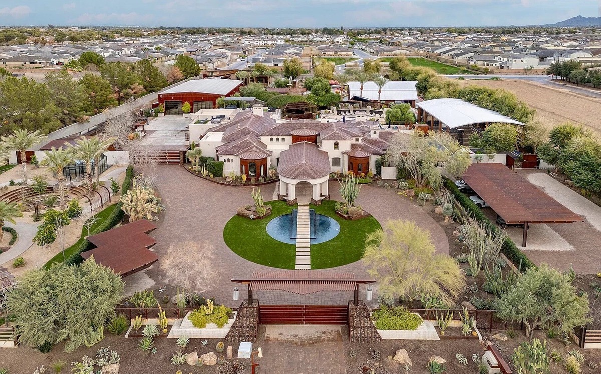 Crazy Villa in Gilbert Arizonafür 20 millionen dollar https://www.zillow.com/homedetails/21423-S-147th-St-Gilbert-AZ-85298/59261224_zpid/