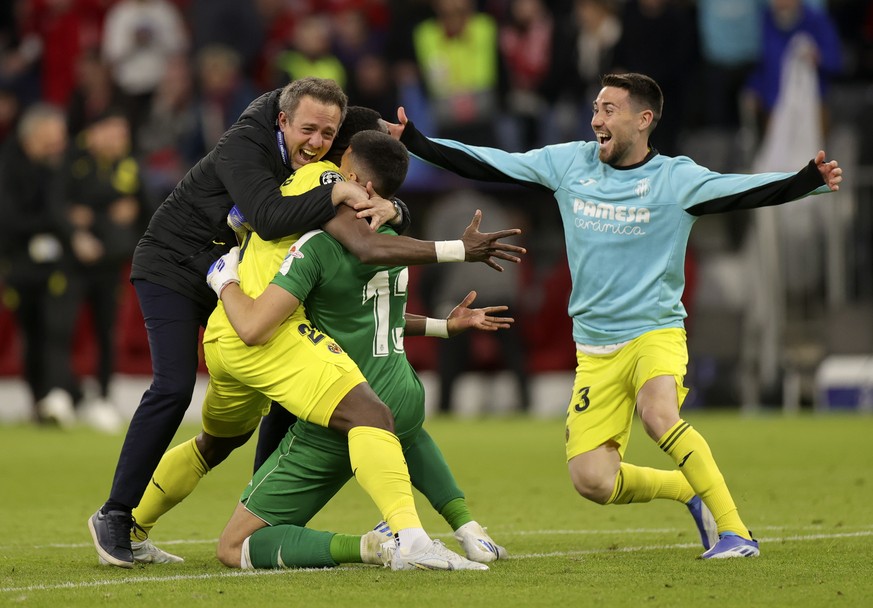 epa09887119 Players of Villarreal celebrate after the UEFA Champions League quarter final, second leg soccer match between Bayern Munich and Villarreal CF in Munich, Germany, 12 April 2022. EPA/FRIEDE ...