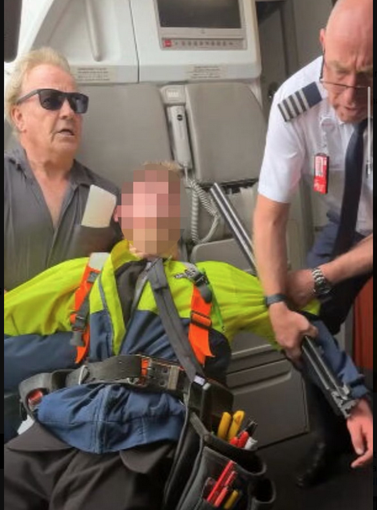 Un ado maîtrisé par les passagers d'un avion près de Melbourne en Australie.