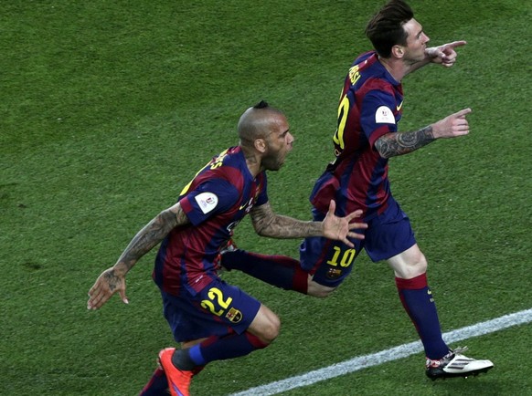 epa04776408 FC Barcelona&#039;s Argentinian striker Lionel Messi (R) celebrates next to teammate, FC Barcelona&#039;s Brazilian defender Dani Alves after scoring against Athletic Bilbao during the Spa ...