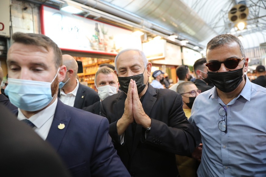 epaselect epa09089943 Israeli Prime Minister and leader of the Likud party Benjamin Netanyahu gestures during a visit at the Mahane Yehuda Market as part of his elections campaign in Jerusalem, Israel ...