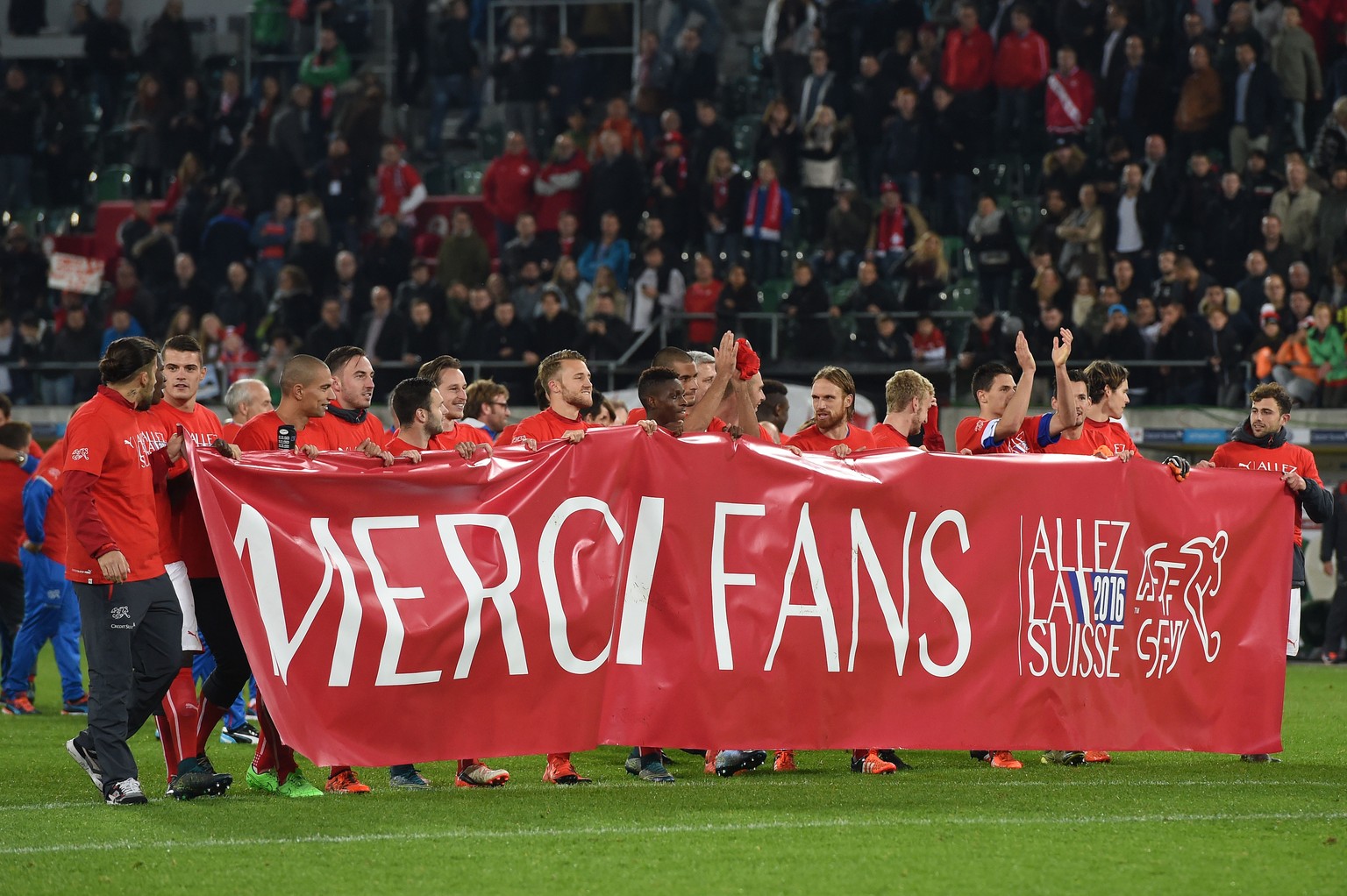 Die Nationalmannschaft bedankt sich bei den Fans.&nbsp;