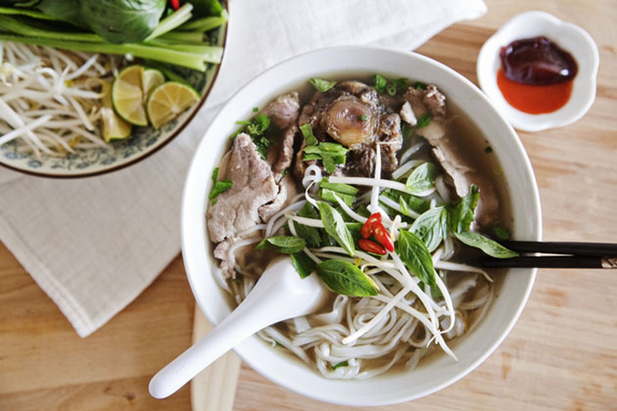 http://www.meatlovessalt.com/2013/04/dads-pho-bo-vietnamese-beef-noodle-soup/ pho bo vietnamesisch suppe rindfleisch nudeln essen rezept food