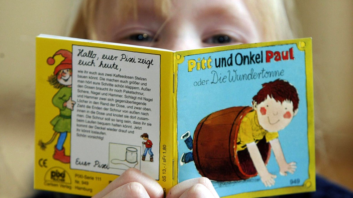 Ein Kind liest am Donnerstag, 25. Maerz 2004, im Bilderbuchmuseum auf Burg Wissen in Troisdorf bei Bonn ein Pixi-Buch. Aus Anlass des 50. Geburtstages der beliebten Kinderbuecher hat das Museum diesen ...