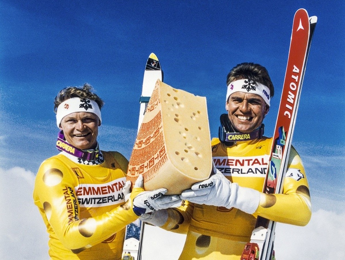 ARCHIV --- Die Schweizer Ski-Cracks Paul Accola (links) und Franz Heinzer bei der Praesentation der neuen Dresses im Kaese-Look (aufgenommen am 28. September 1992). Als Nachfolger der Kaesunion wird a ...