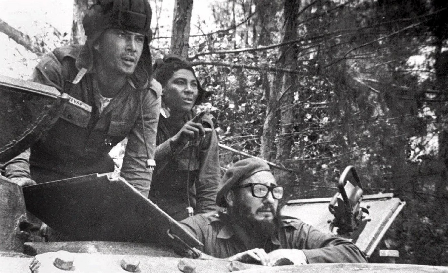Der kubanische Revolutionsführer <a href="http://de.wikipedia.org/wiki/Fidel_Castro" target="_blank">Fidel Castro</a> (unten rechts) in einem Panzer während der Invasion in der Schweinebucht.&nbsp;