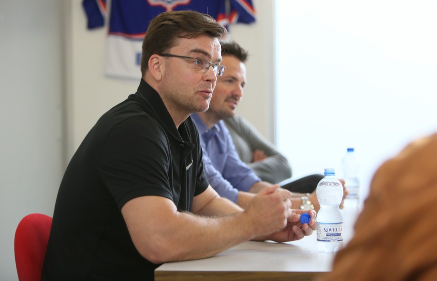 Pekka Tirkkonen ist der neue Trainer in Kloten, hinter ihm sichtbar Sportchef Pascal Müller.
