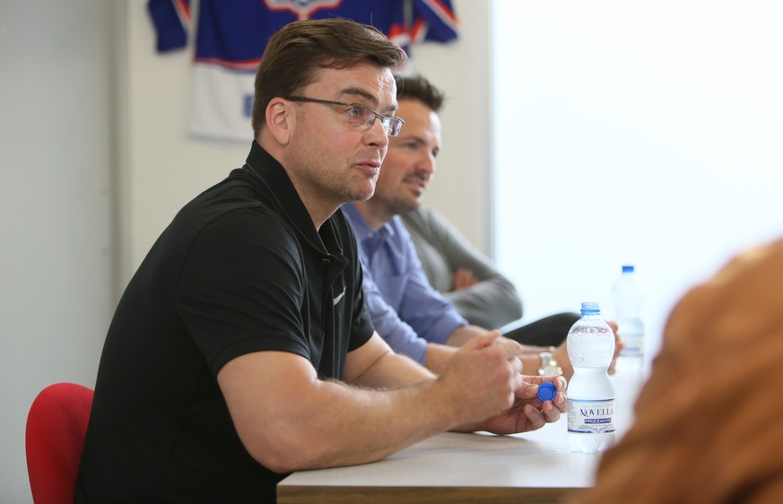 Pekka Tirkkonen, neuer Trainer des EHC Kloten, links, stellt sich neben Sportchef Pascal Mueller, rechts, an einem Round Table den Medien vor am Donnerstag, 30. Juni 2016, in Kloten. (KEYSTONE/Siggi B ...